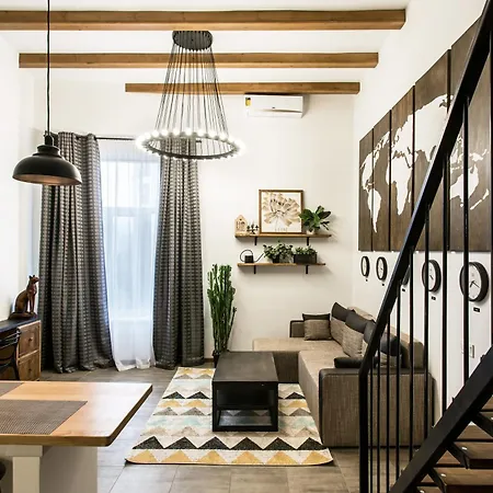 три дворівневі квартири для 12 гостей *